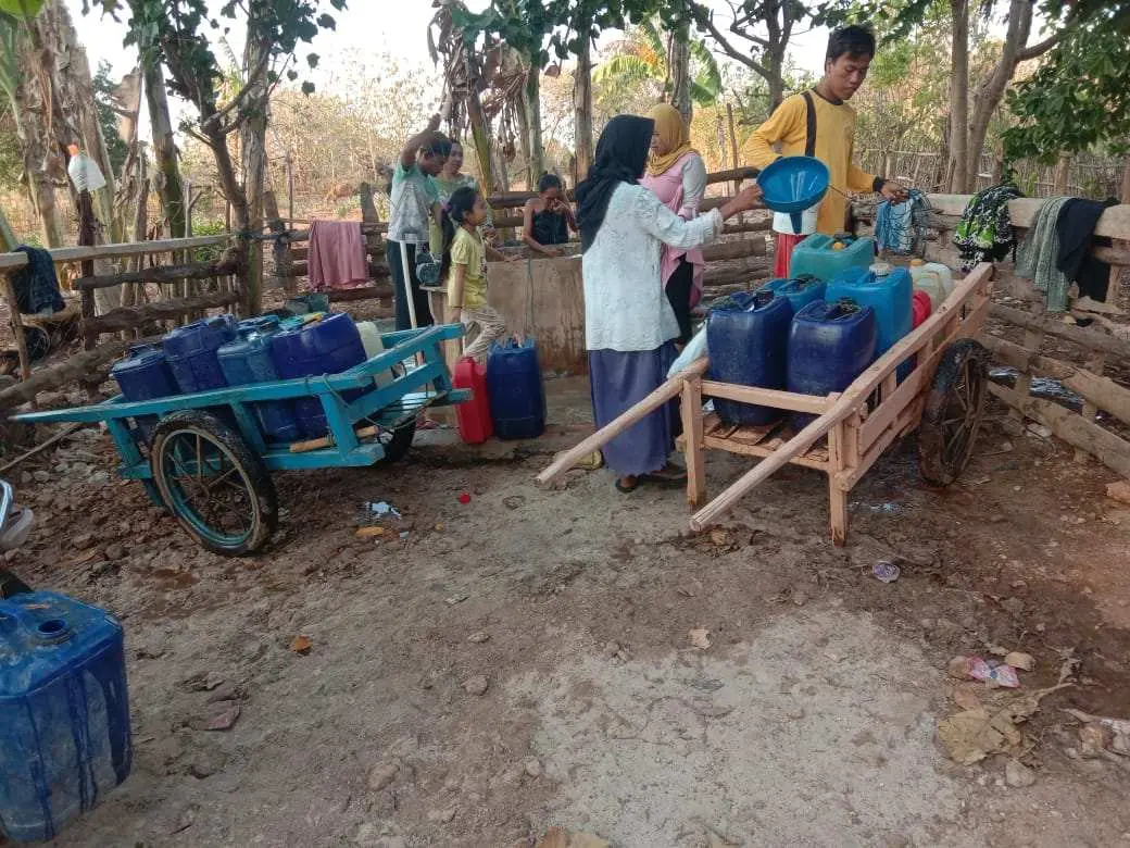 Imbas Kekeringan Esktrim, Warga Desa Saur Pulau Saebus Sumenep Susah Dapat Air Bersih