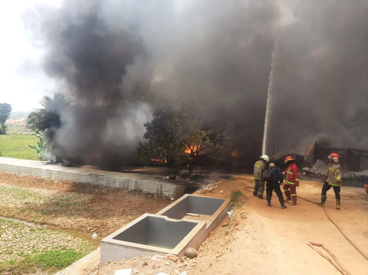 Damkar Kesulitan Air Saat Padamkan Kebakaran Sebuah Pabrik Helm di Rumpin Bogor