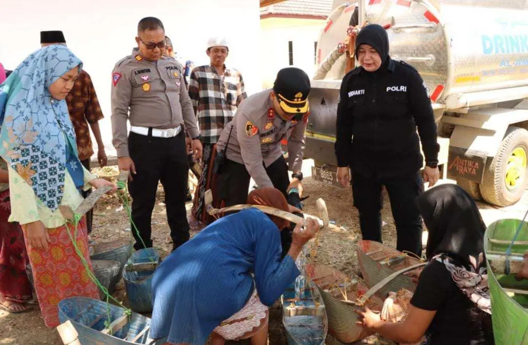 Polres Sumenep Sigap Salurkan 1 Juta Liter Air Bersih ke 2 Desa yang Terdampak Kekeringan di Pasongsongan