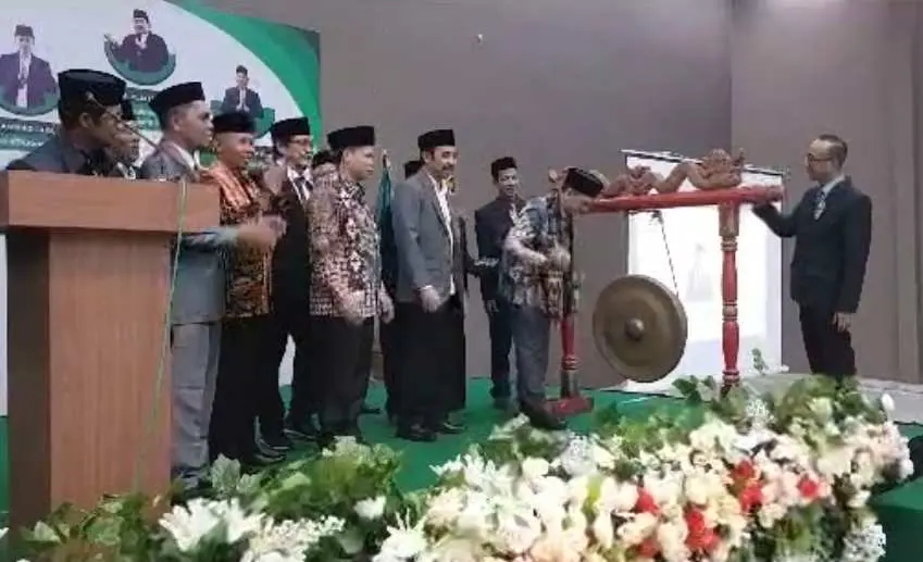 Ditandai Pemukulan Gong, Wamenag RI Resmi Buka SILATNAS II dan Simposium Internasional di Surabaya