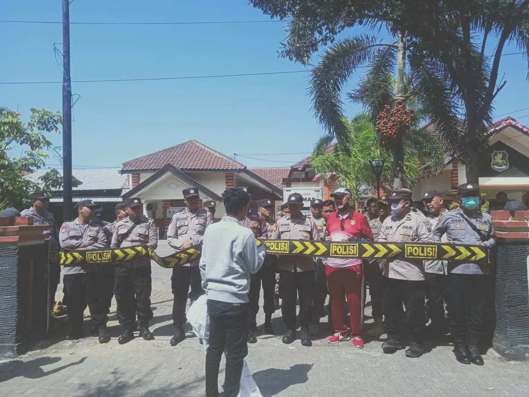Pembangunan Gedung KIHT Tak kunjung Beroperasi, Aktivis ALARM Segel Kantor Dinas Koperasi UMKM dan Perindag Sumenep