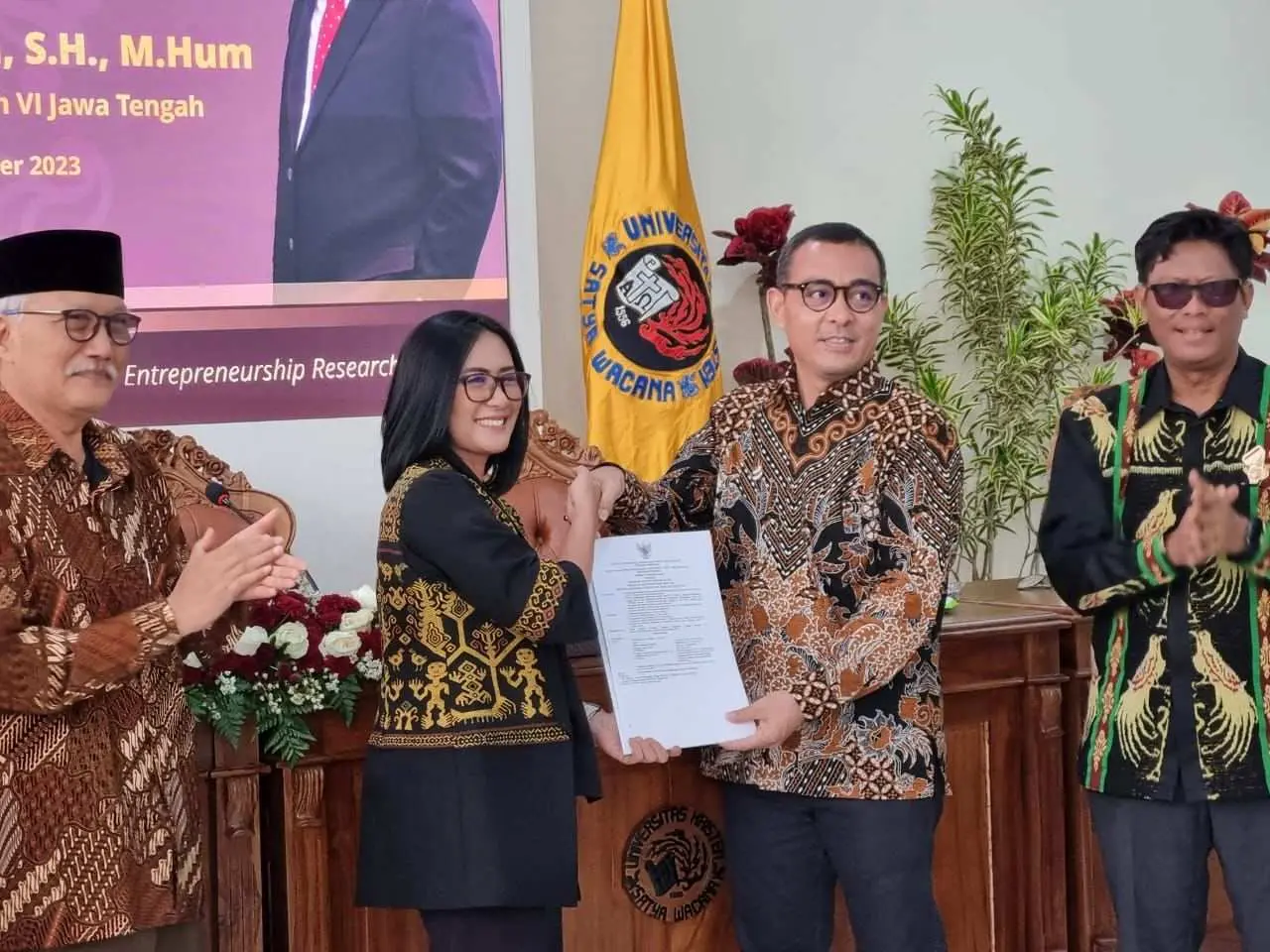 Umbu Rauta Terima SK Mendikbudristek sebagai Guru Besar UKSW Salatiga