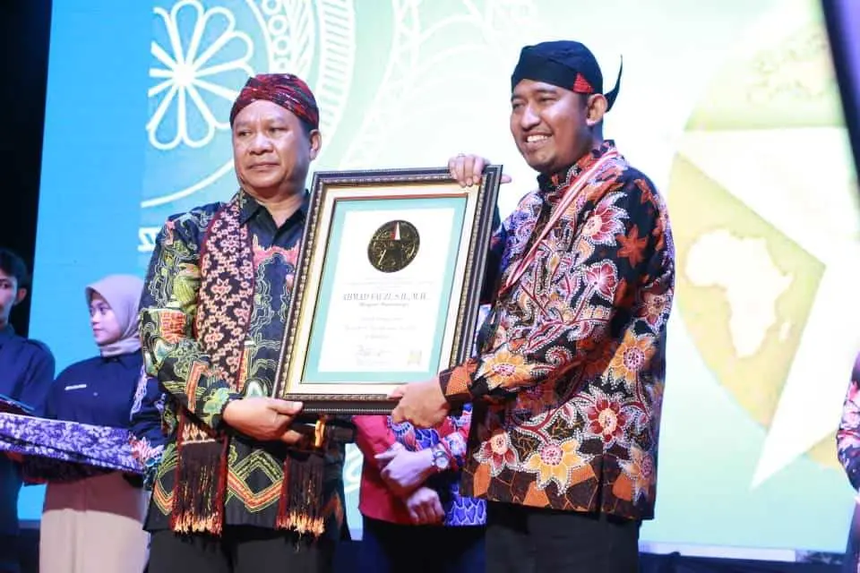 Jadi Penggerak Kendaraan Listrik di Pulau Garam, Bupati Sumenep Dapat Penghargaan dari LEPRID