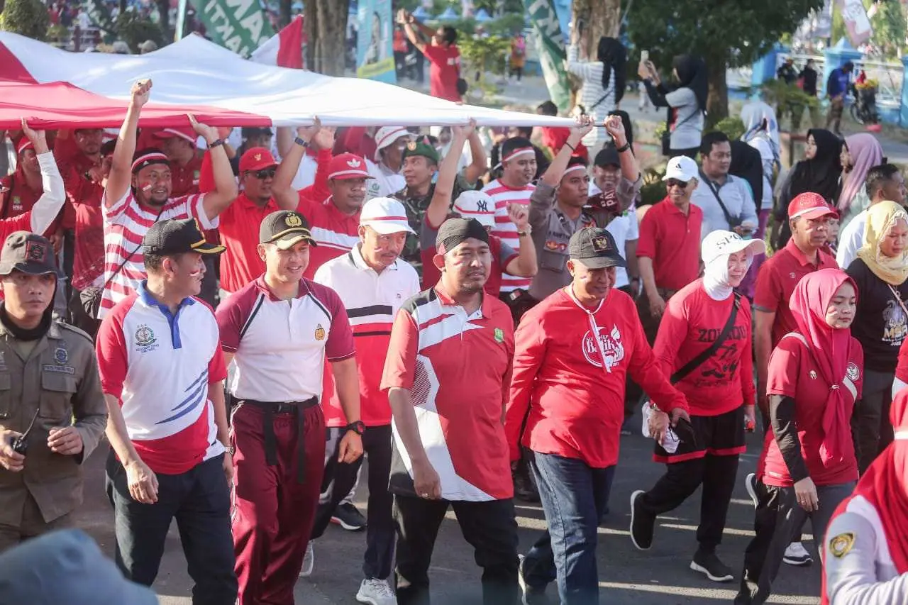 Semarak HUT RI ke 78, Pemkab Sumenep Bersama Ribuan Warga Gelar Kirab Bendera Sepanjang 78 Meter