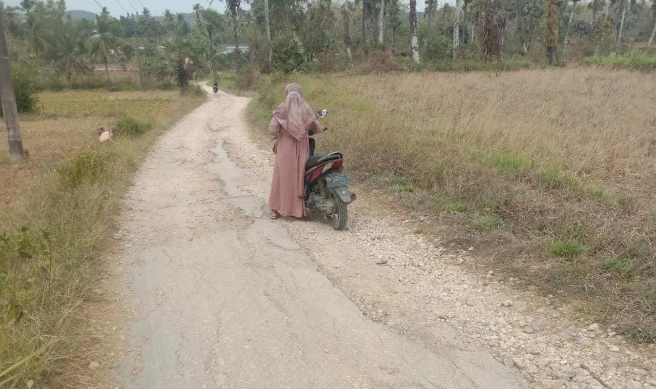 Jalan Desa di Kecamatan Rubaru Dibiarkan Rusak Parah, ARKA Sebut Pemdes Karangnangka Tutup Mata