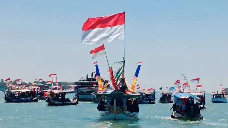 Peringati HUT RI ke 78, Ratusan Warga Pulau Talango Konvoi Perahu Kibarkan Bendera Merah Putih