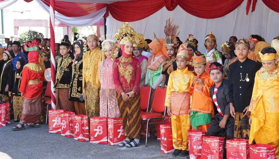 Pemkab Sumenep Gelar Upacara HUT RI ke 78 dengan Libatkan Ratusan Siswa SD dengan Memakai Baju Adat