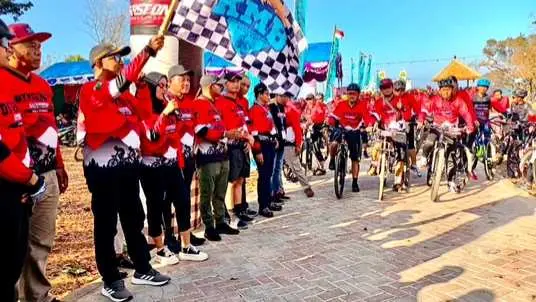Usai Dilepas oleh Bupati Sumenep, Ratusan Peserta Oxygen Sunmori Funbike 2023 Nikmati Keindahan Pulau Gili Iyang