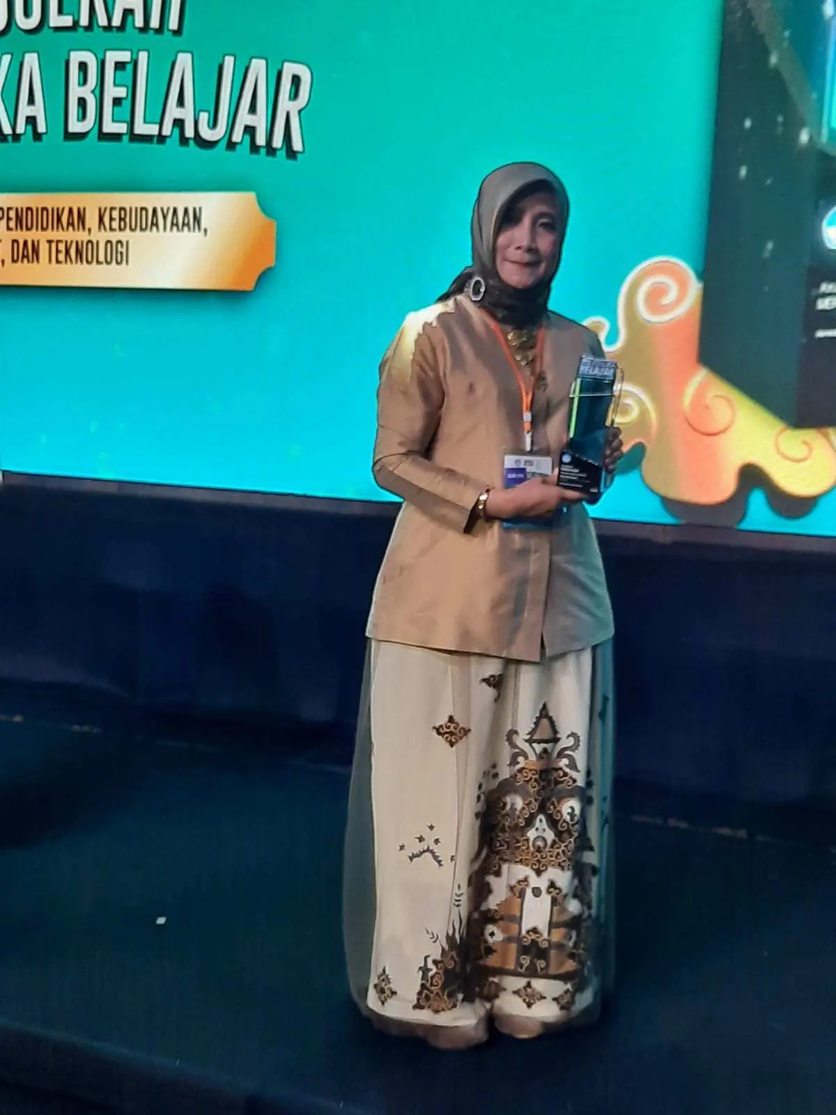 Sukses Kembangkan Layanan Digital School di SMAN 2 Cibinong Bogor, Elis Nurhayati Terima Penghargaan Sebagai Sosok Inspiratif Se-Indonesia