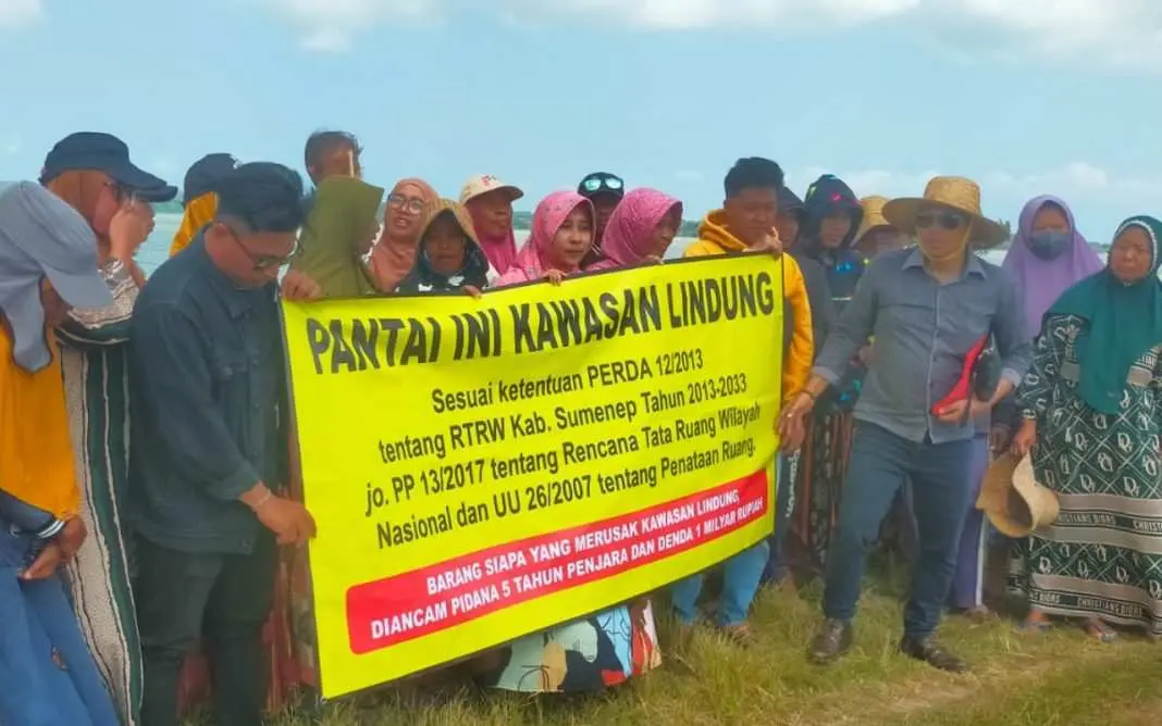 Plakat Peringatan Ancaman Hukuman Pelaku Pengrusak Laut Terpasang di Kawasan Pantai Desa Gersik Putih
