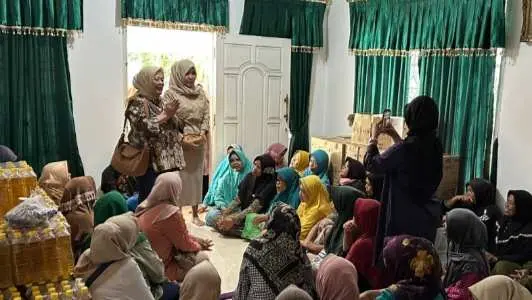 Wakil Ketua DPC Partai Gerindra Pesawaran Evi Susina Bagikan Bingkisan Lebaran kepada Kader