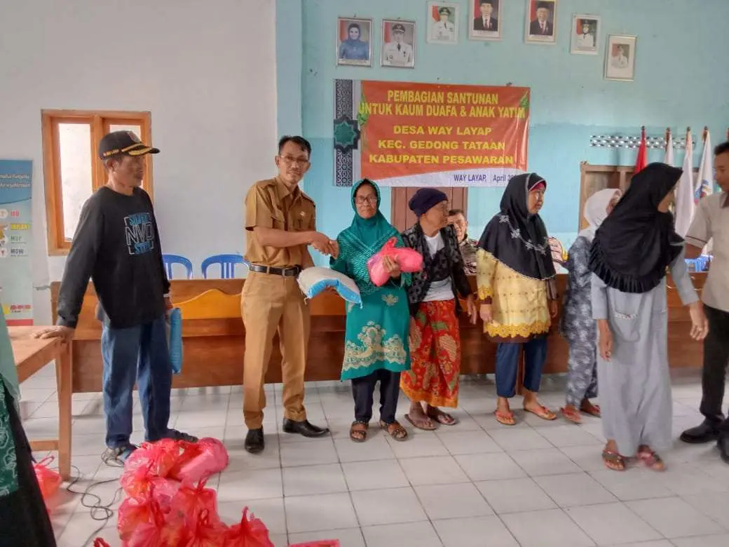 Pemdes Way Layap Salurkan Santunan Berupa Paket Sembako untuk Yatim dan Dhuafa