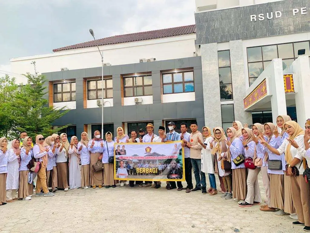 DPC Gerindra Bersama PAC Ranting Gedong Tataan Tebar Berkah Ramadhan dengan Berbagi Takjil