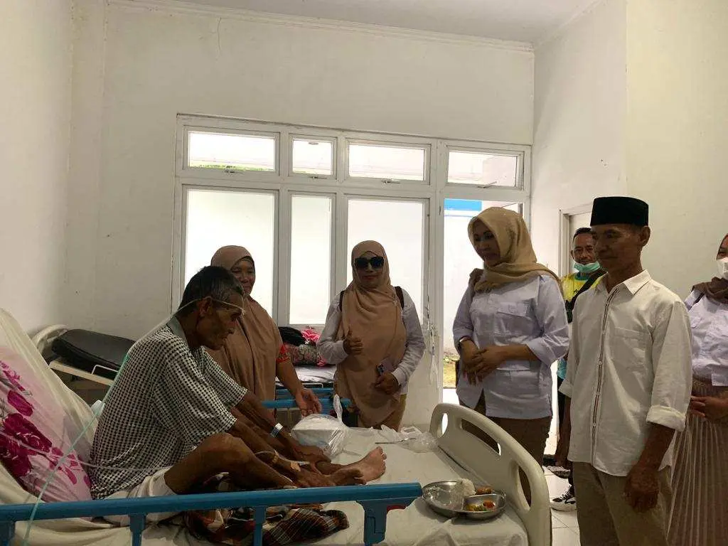 Persiapan Buka Puasa, Evi Susina Berbagi Takjil Gratis ke Masyarakat Pesawaran