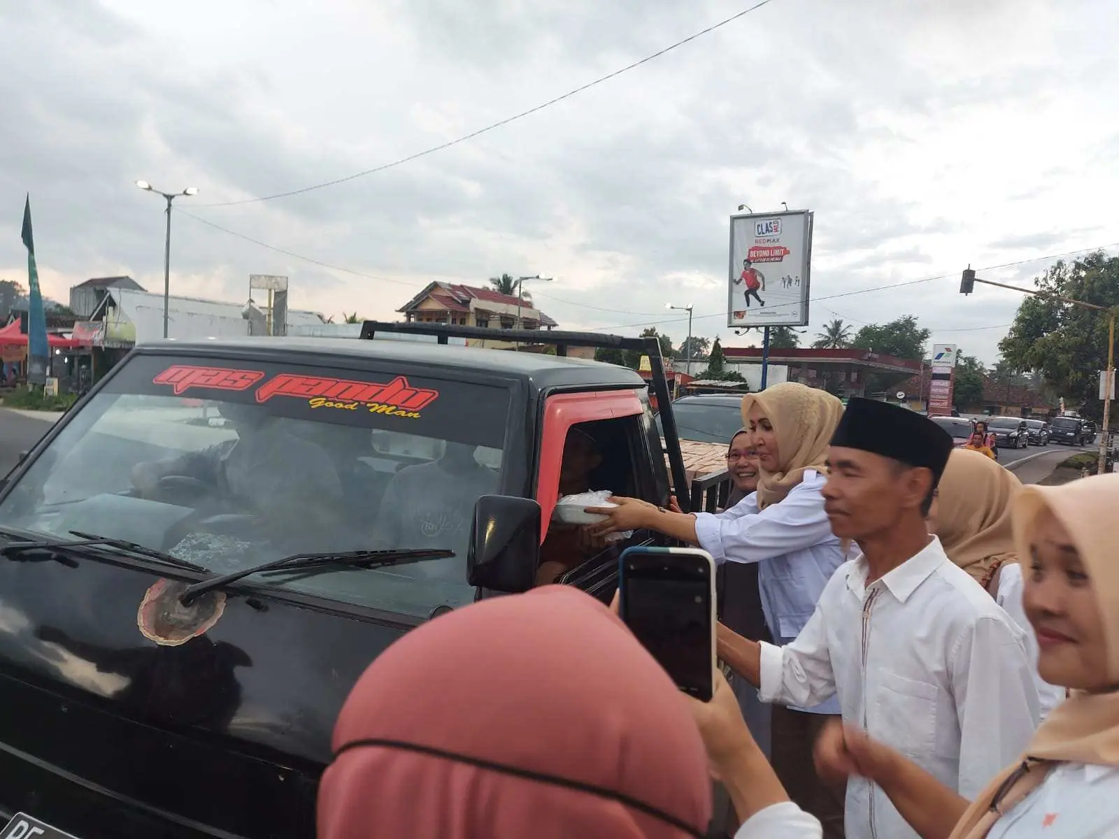 Jalankan Instruksi Pak Prabowo, Kader Perempuan Sayap Gerindra PC PIRA Pesawaran Bagikan 500 Paket Nasi Kotak dan Takjil Gratis