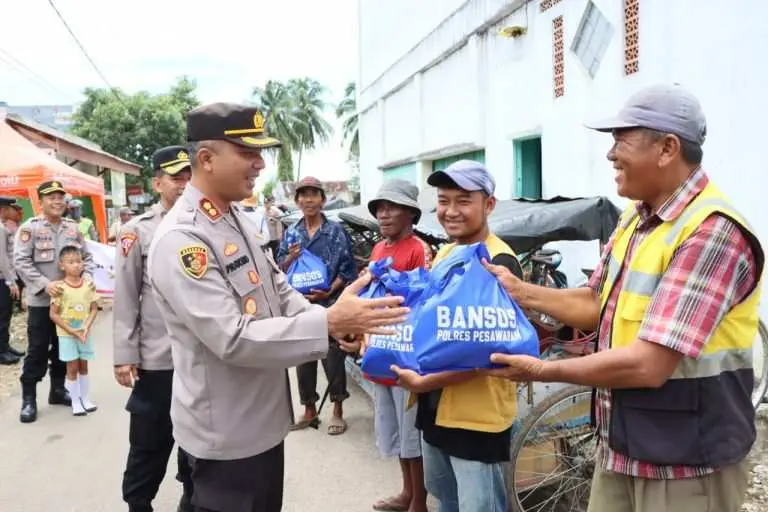 Kapolres Pesawaran Berikan Bantuan Sembako kepada Abang Becak