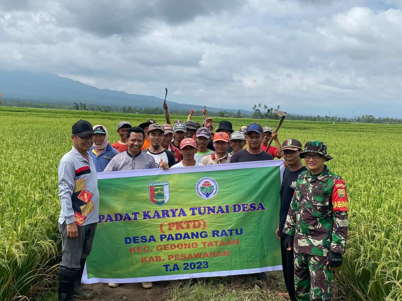 Kades Padang Ratu Ajak Warga Gotong Royong Bersihkan Jalan Persawahan Secara Swadaya