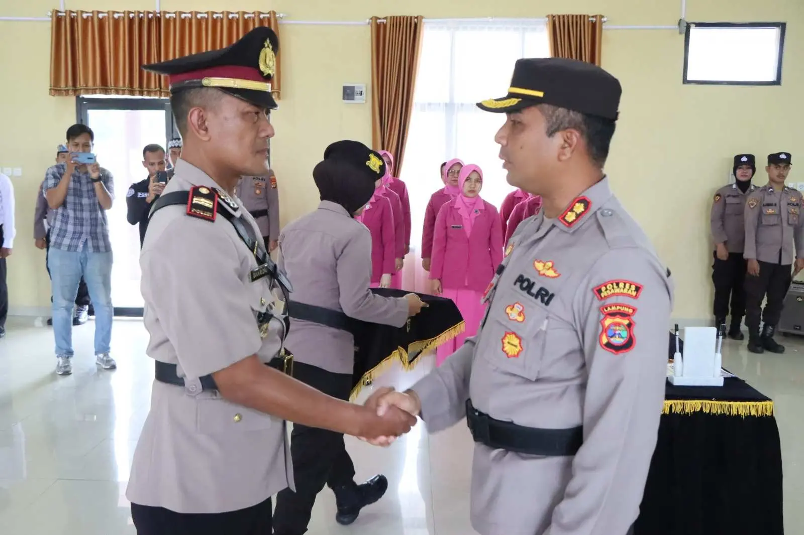 Kapolres Pesawaran Pimpin Upacara Sertijab Kapolsek Kedondong