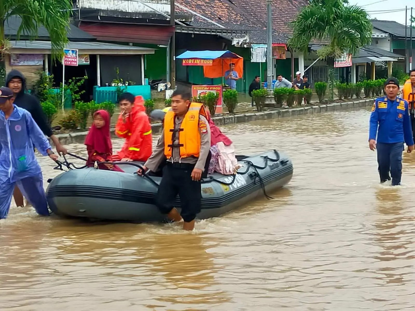 Polres Lamtim Tanggap Bencana Turunkan Personel Bantu Warga Terdampak Banjir