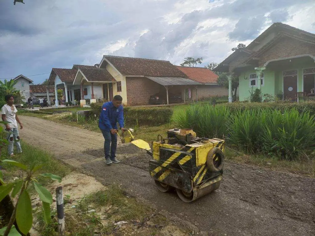 Tak Kunjung dapat Perhatian Pemda, Fraksi PAN DPRD Pesawaran Perbaiki Jalan Rusak di Dusun Kresno Krajan