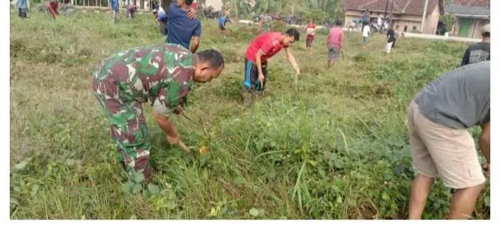 Babinsa Kopda Agus Mulyadi Bersama Warga Desa Teba Jawa Gotong Royong Bersihkan Rumput dan Selokan