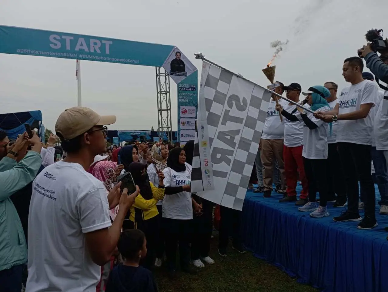 Dalam Rangka HUT ke XXV Kementerian BUMN, Ribuan Warga Pesawaran Ikuti Jalan Sehat
