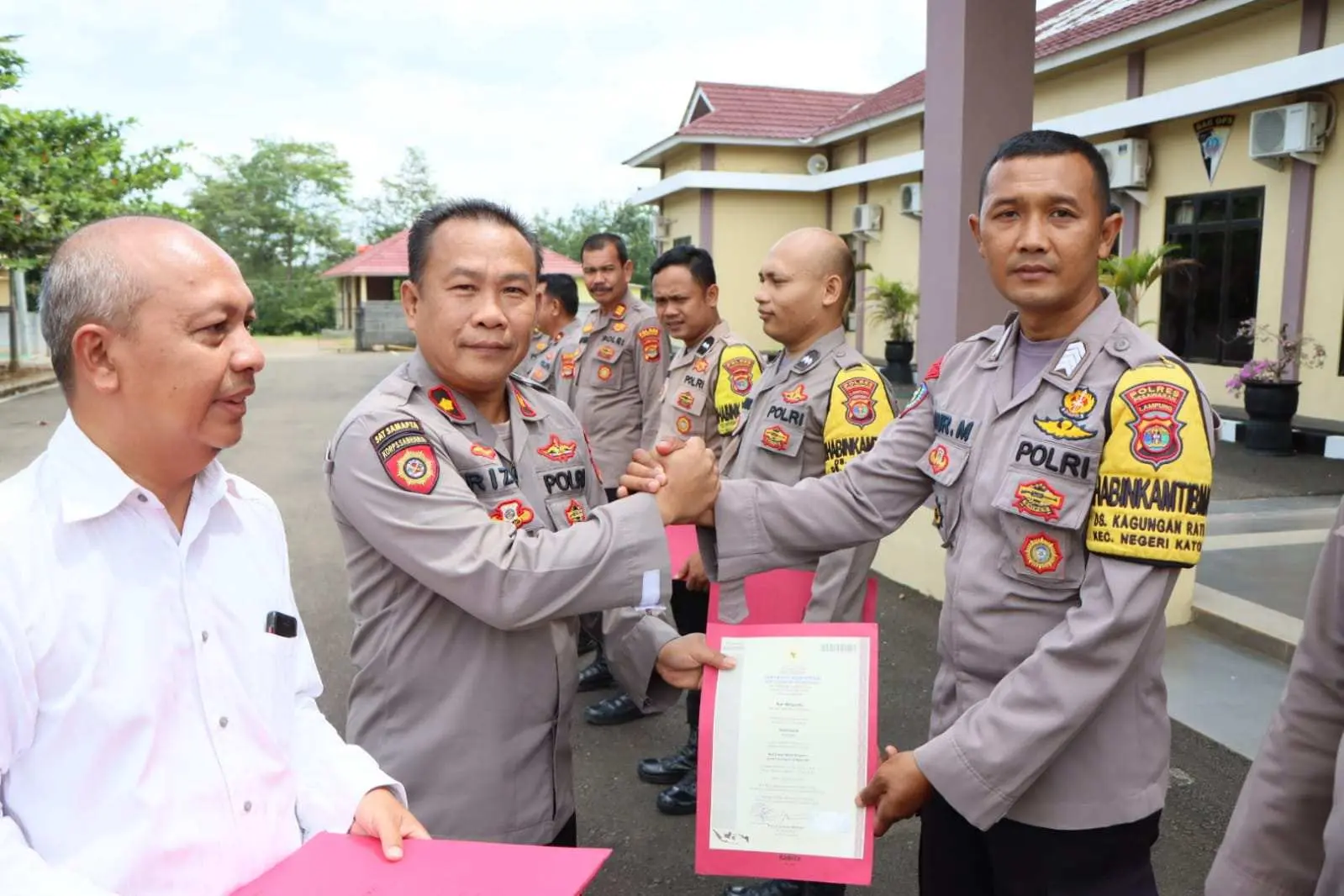 Serahkan Sertifikat UKJ kepada 9 Personil Pers Polres Pesawaran, Ini Pesan Wakapolres Kompol M. Riza