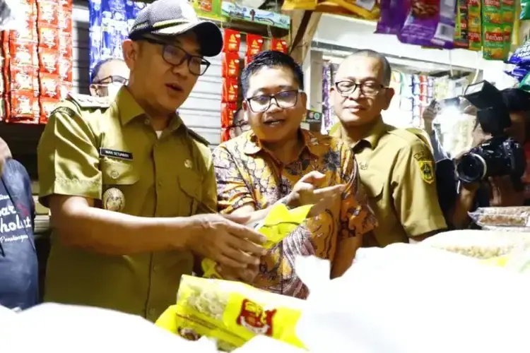 Pastikan Harga Minyak Goreng Bersubsidi Tidak Naik, Plt Bupati Bogor Iwan Setiawan Sidak ke Pasar Cibinong