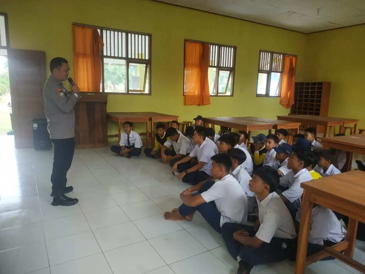 Giat Sambang, Bhabinkamtibmas Desa Kejadian Berikan Himbauan kepada Pelajar SMPN 6 Pesawaran