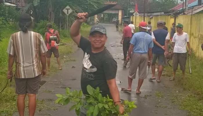 Warga Desa Bagelen Gotong Royong Bersihkan Lingkungan