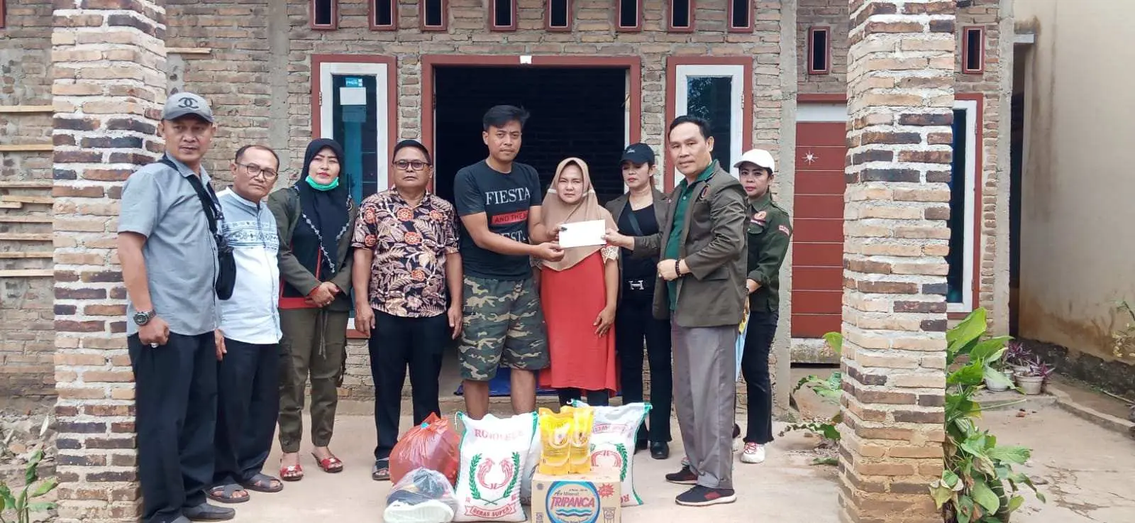 DPD Kowappi Pesawaran Salurkan Bansos kepada Warga Desa Wiyono yang Terkena Musibah Kebakaran