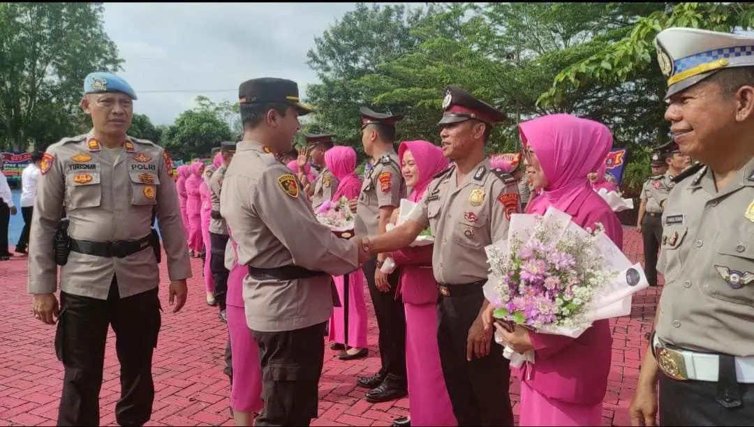 Kapolres AKBP Pratomo Widodo Pimpin Upacara Kenaikan Pangkat 45 Personel Polri Polres Pesawaran