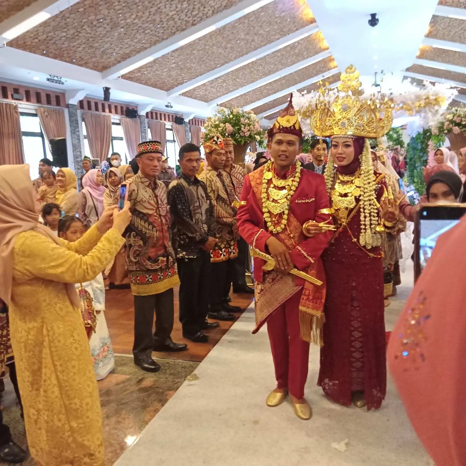 Arak-arakan Pengantin Berbusana Adat Lampung Berlangsung Meriah di Ballroom SKI Kota Bogor