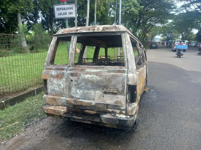 Akibat Konsleting Listrik, Satu Unit Mobil Hangus Terbakar di Jalan MH Tamrin Sentul City Bogor