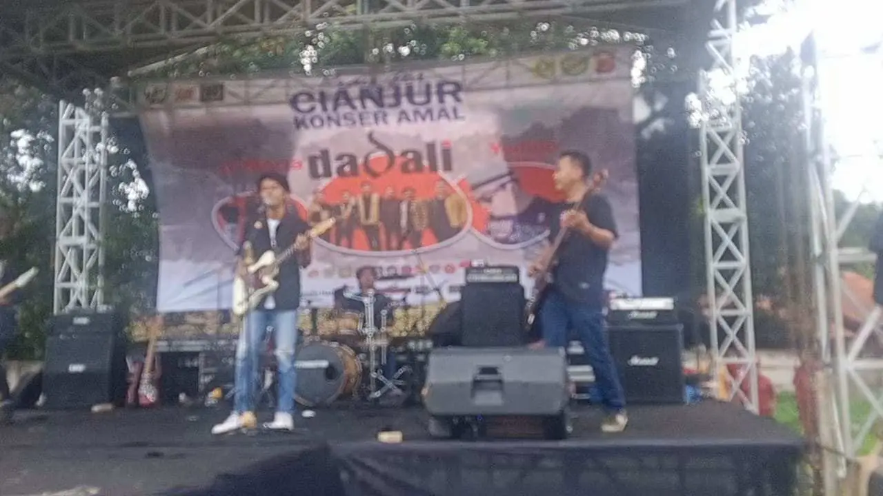 Awali Senja Band Jadi Band Pembuka Dadali Band pada Konser Amal untuk Cianjur