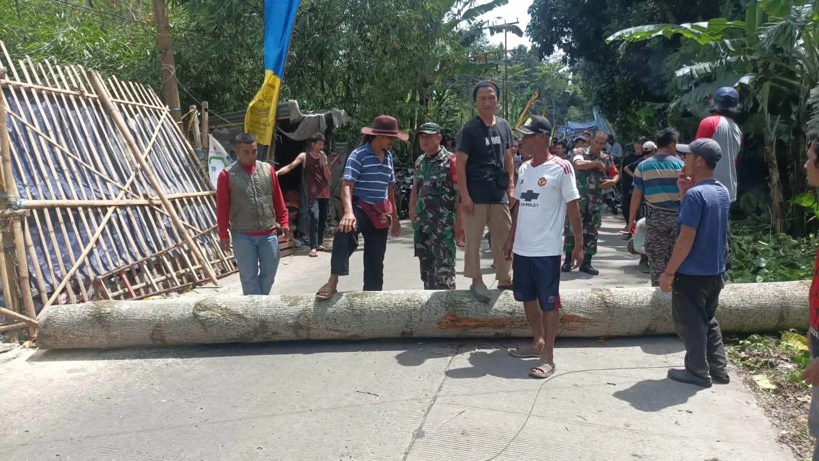 Polsek Ciawi Bersama Aparat Gabungan Evakuasi Pohon Tumbang hingga Tutup Akses Warga