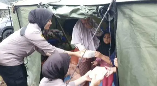 Distribusikan Bantuan bagi Warga Korban Gempa, Personil Polres Bogor Berkeliling ke Posko dan Desa