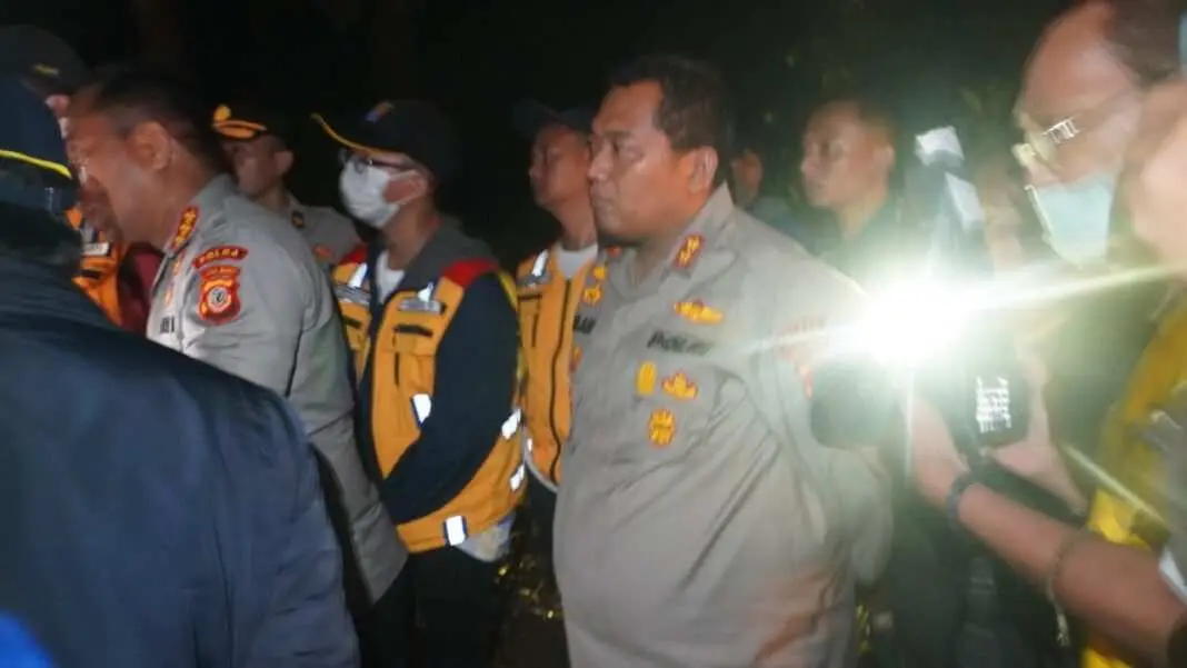 Jalan Tertutup Material Tanah, Polres Bogor Lakukan Rekayasa Lalin Kendaraan ke Jalur Alternatif