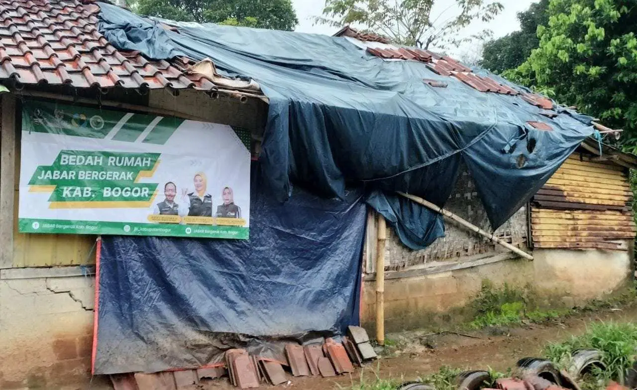 Bangun Rumah Darurat Roboh di Citeureup Ketua Jabar Bergerak Bogor Ajak Masyarakat Gotong Royong