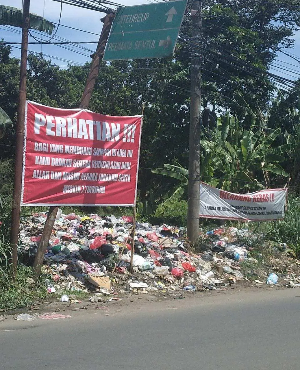 Jalan Raya di Desa Leuwinutug Citeureup Jadi Gudang Sampah Liar