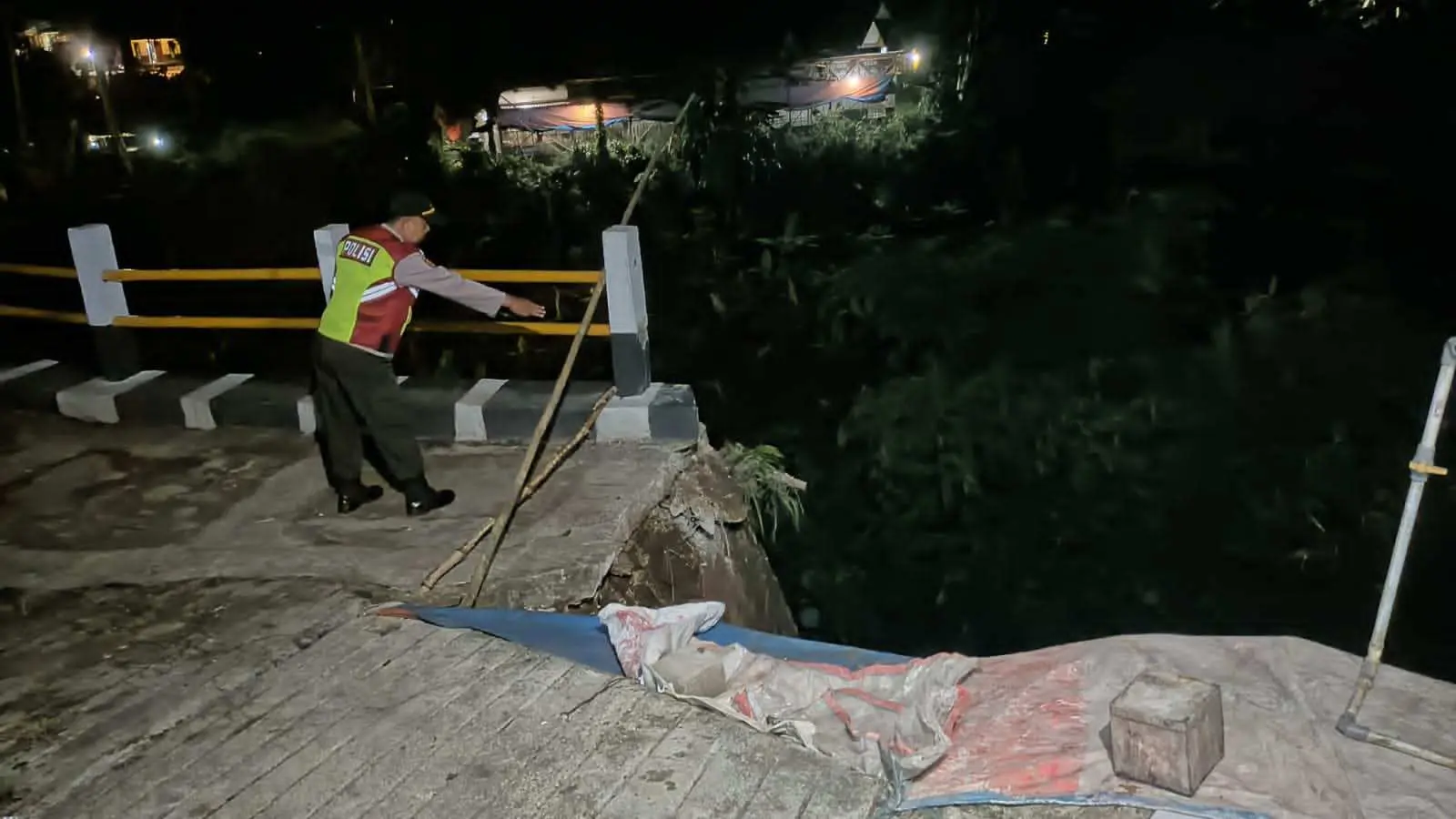 Tanah Longsor di Cigombong Bogor Putus Akses Jalan Warga