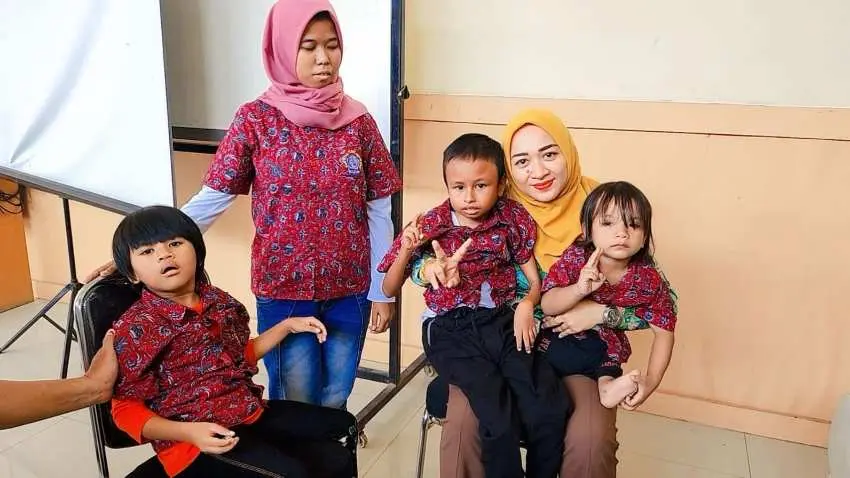 Sapa Anak-anak Disabilitas di BKS Kabupaten Bogor, Ayuningsih Purwaningrum Berikan Bantuan