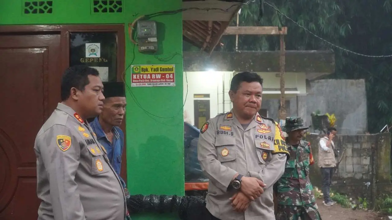 Tinjau Korban Longsor di Dramaga, Kapolres Bogor Berikan Bantuan