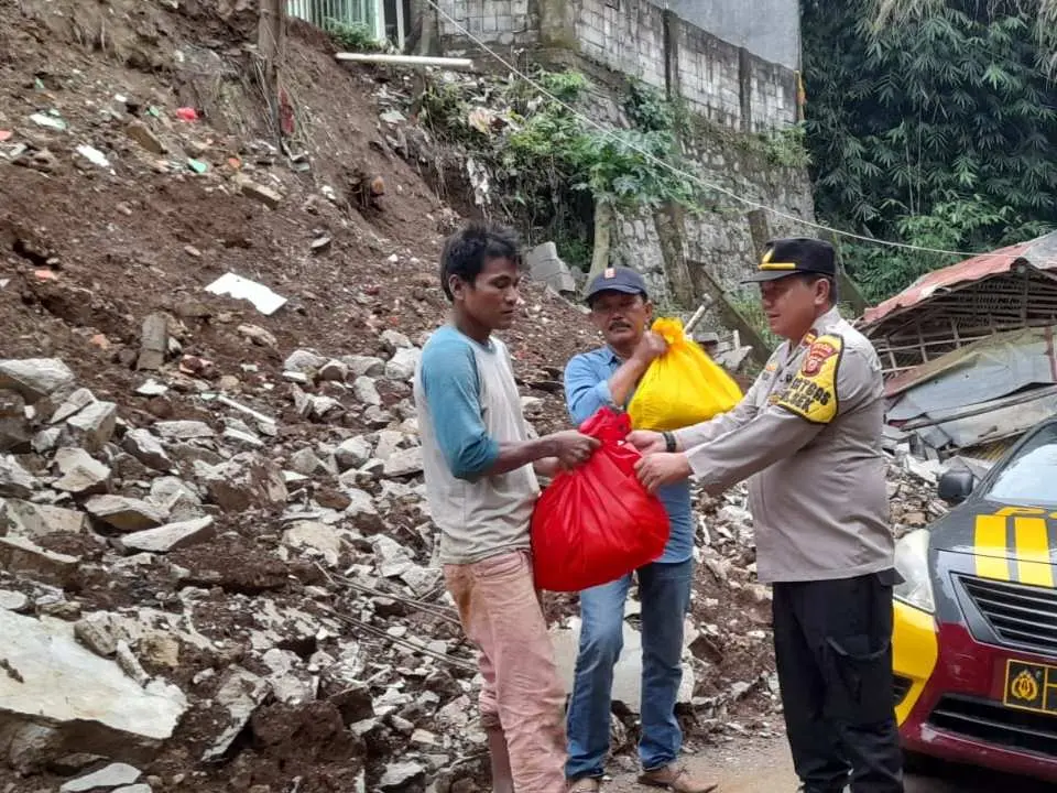Rumah Warga Runtuh Akibat Longsor, Polsek Dramaga Lakukan Penanganan dan Berikan Bantuan