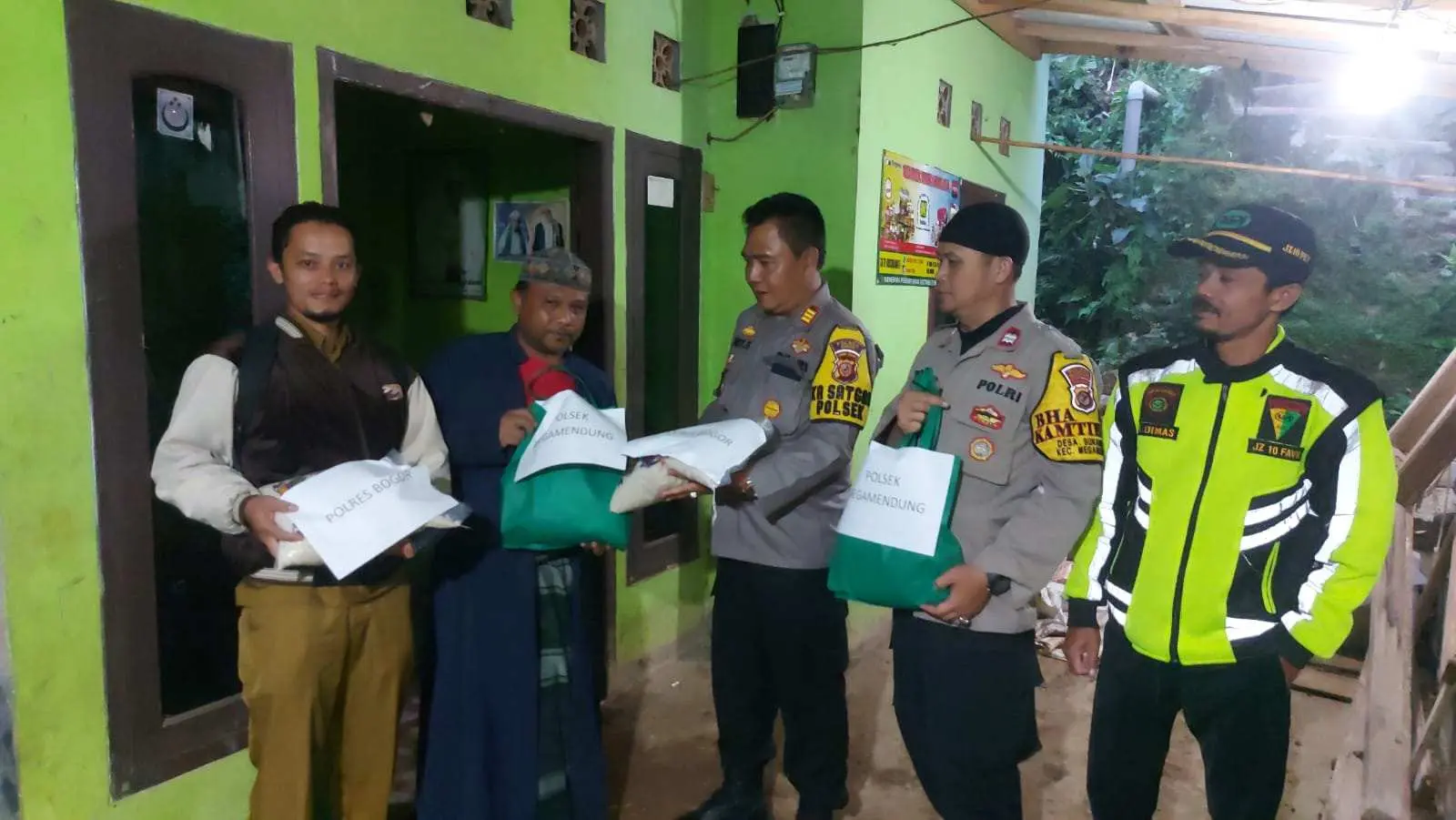 Polsek Megamendung Berikan Bantuan kepada Warga Terdampak Bencana Alam Tanah Longsor