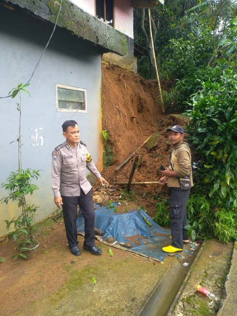 Tanah Longsor di Megamendung Bogor Merusak 11 Rumah Warga