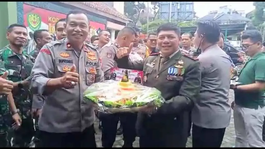 HUT TNI ke-77, Polsek Cisarua Berikan Kejutan kepada Koramil 10 Cisarua-Megamendung