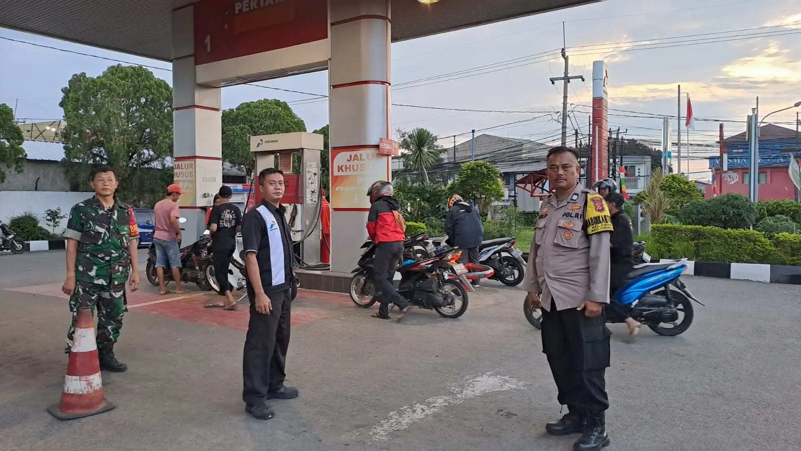 Giat Monitoring Harga BBM Bersubsidi, Kapolsek Cibinong Pastikan Situasi Aman dan Kondusif
