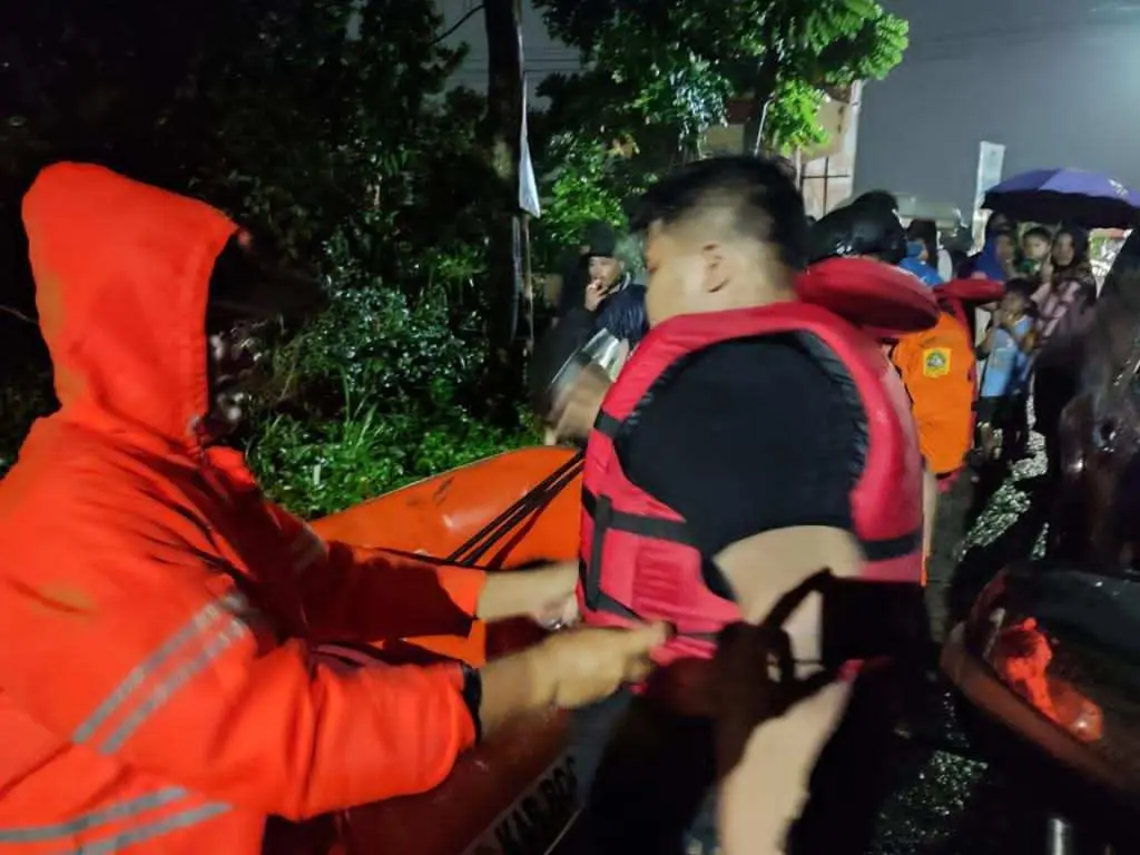 Tinjau Situasi Banjir di Beberapa Lokasi, Polsek Sukaraja Evakuasi Warga yang Rumahnya Tertimbun Longsor
