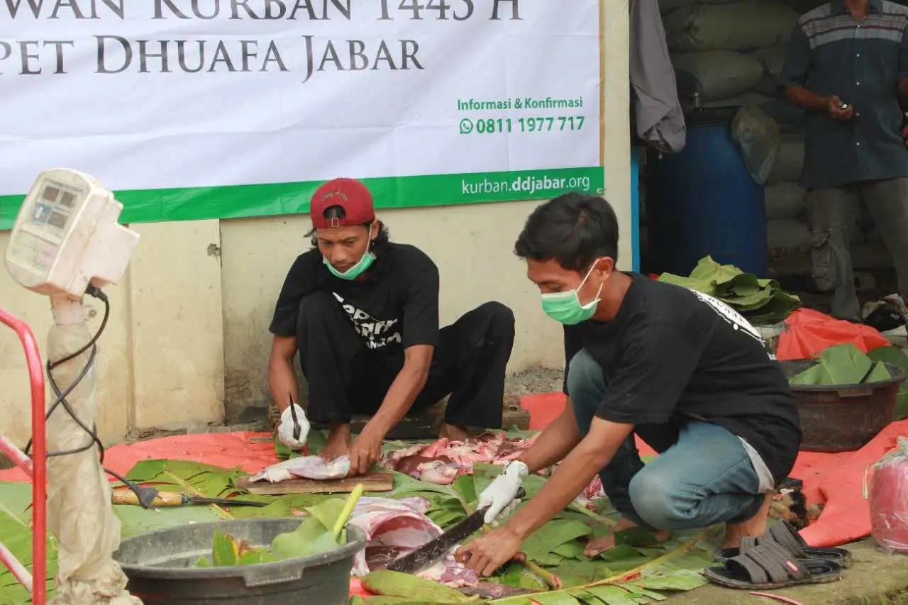 Dompet Dhuafa Jabar Manfaatkan Daun Jati Sebagai Wadah Daging Kurban